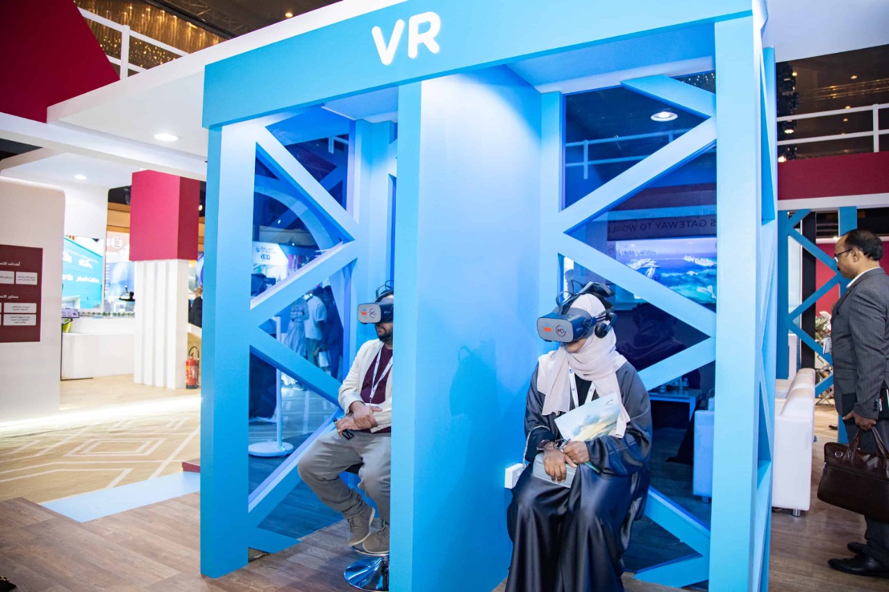 visitors-wearing-vr-headset