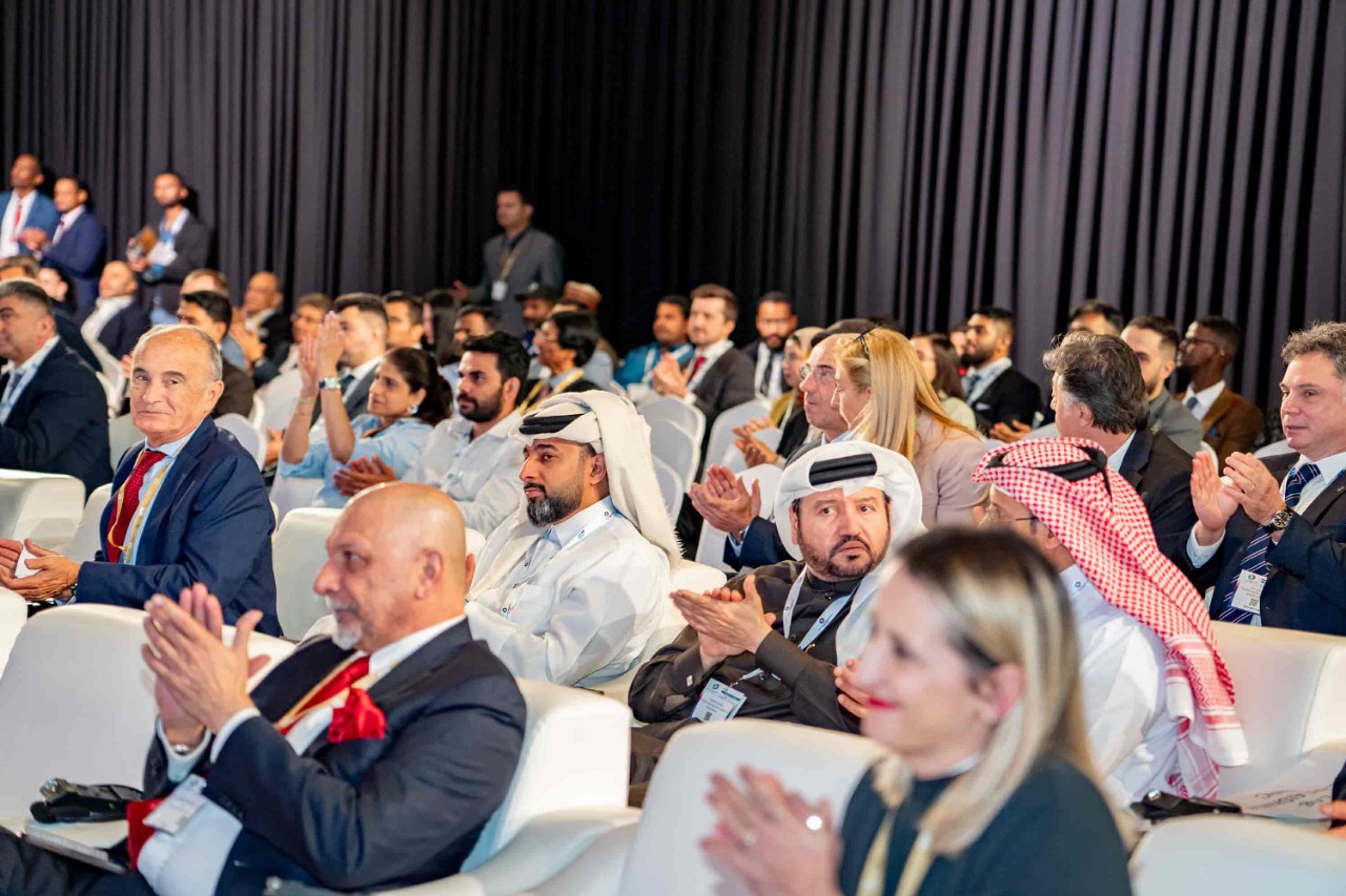 conference-audience-clapping-hands